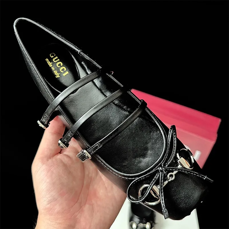 👟👟Ex-factory price 520👟👟 Women's clothing 2025 Gucci Gucci cheating Mary Jane is here, Sabato's first hot style is here!  25 The latest horsebit buckle shows the Mary Jane French retro feel. It is so charming and charming at first sight. It shows whiteness and elegance~ No matter it is paired with a skirt, it still has a feminine touch~ The ballet shoes can also increase the height of the legs when walking steadily. It continues the essence of elegance and conveys the hot love~ Double diamond buckle. Everyone can't put it down. Meet everyone's needs. Vivi's always beautiful and moving soft leather with classic and generous buckle easily presents a summer romantic style, hiding a full red heart, and overflowing with passion every step of the way. Material: Imported original silk💰/Imported cowhide Lining: Imported sheepskin Hardware: Original molded horsebit Sole: Original leather outsole Size: #35-41 (40 41 customized)